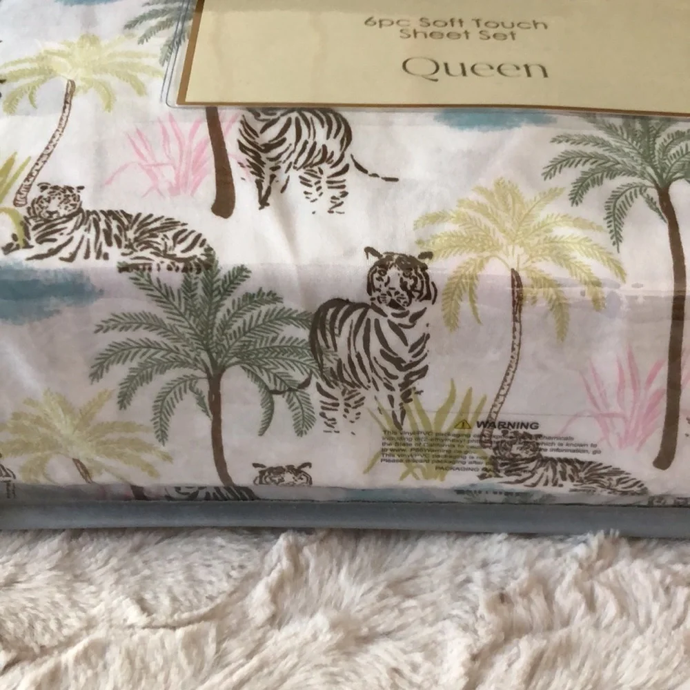 Ivory Road Queen Sheet Set - Pastel Palm & Tiger Print
